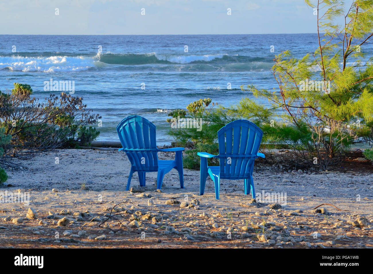 Due poltrone Adirondack sul robusto spiaggia di Little Cayman Foto Stock