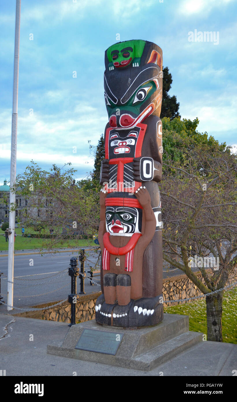 L'Orso il Kwakiutl Totem Pole di Henry Hunt nel porto interno nel centro cittadino di Victoria BC Foto Stock