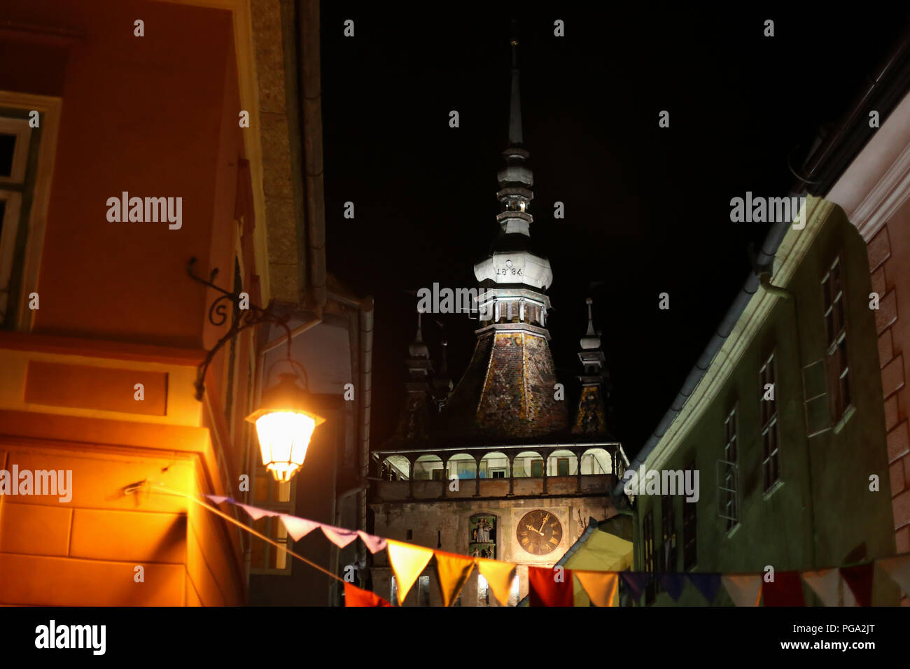 SIGHISOARA, ROMANIA - Agosto 17, 2018: scena notturna con la torre con orologio della città medievale di Sighisoara in Transilvania, Romania, in Sighisoara, o Foto Stock