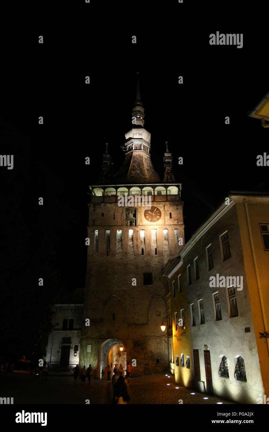 SIGHISOARA, ROMANIA - Agosto 17, 2018: scena notturna con la torre con orologio della città medievale di Sighisoara in Transilvania, Romania, in Sighisoara, o Foto Stock
