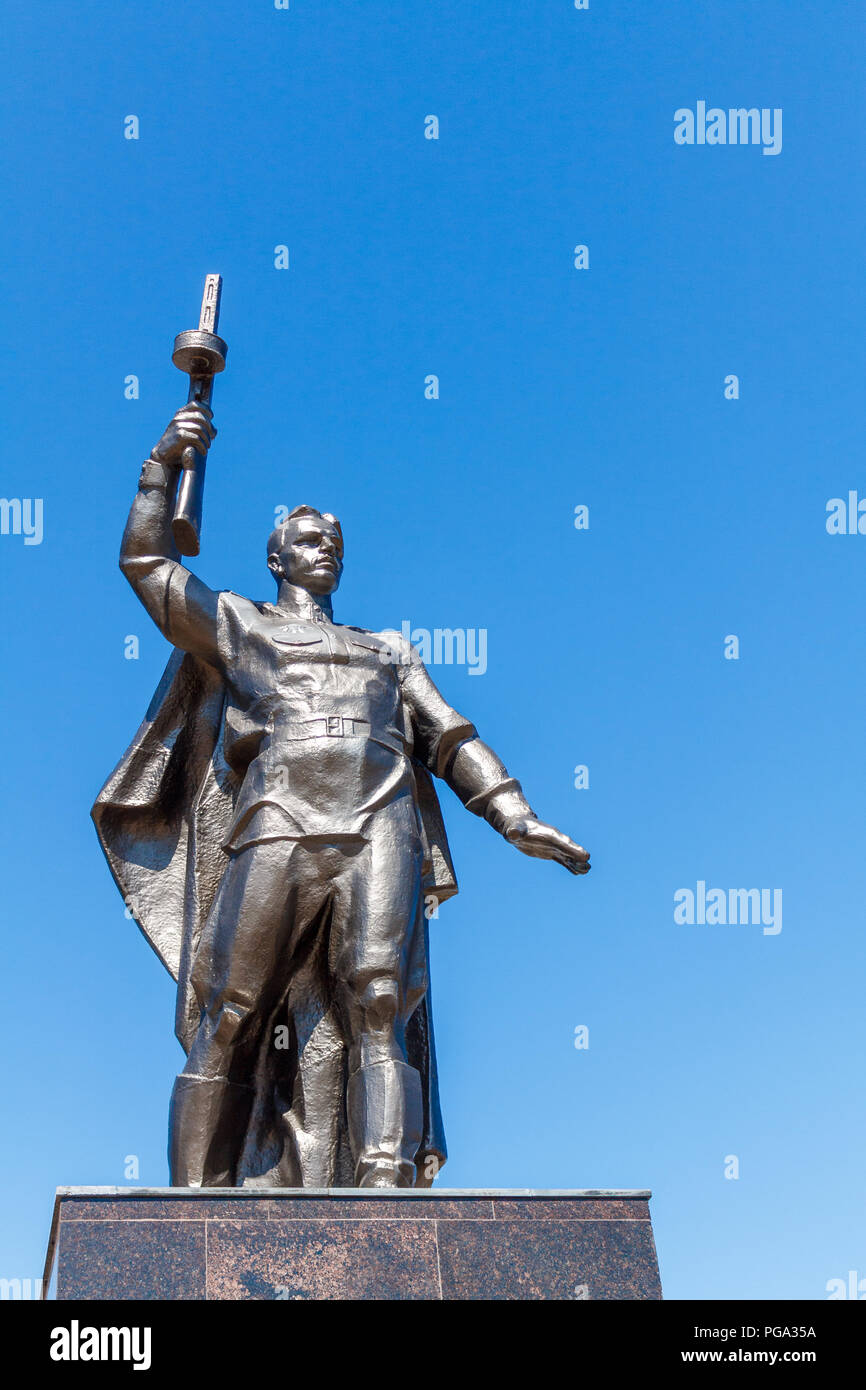 Monumento a un soldato sovietico con un mitragliatore in mano di un partecipante nella seconda guerra mondiale contro un cielo blu. Foto Stock