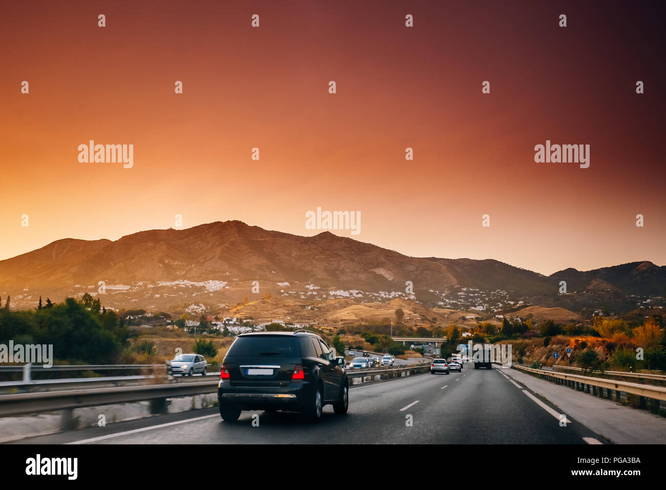 Malaga, Spagna. Circolazione dei veicoli sulla superstrada, autostrada A-7 nel tempo al tramonto Foto Stock