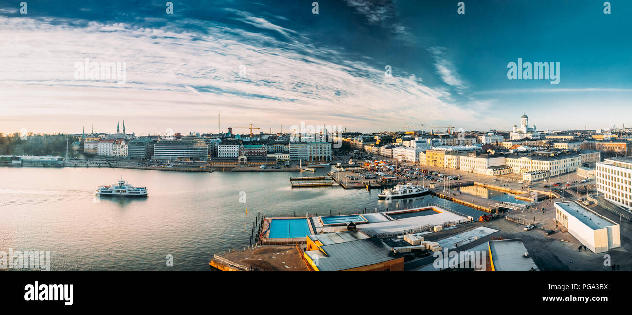 Helsinki, Finlandia. Panoramica Vista aerea della piazza del mercato, Street con il palazzo presidenziale e la Cattedrale di Helsinki. Foto Stock