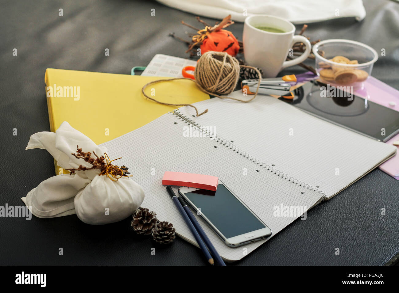 Confuso office desk raffiguranti la vita in un ufficio affollato, a caccia di scadenze e di lavoro vita millenaria Foto Stock