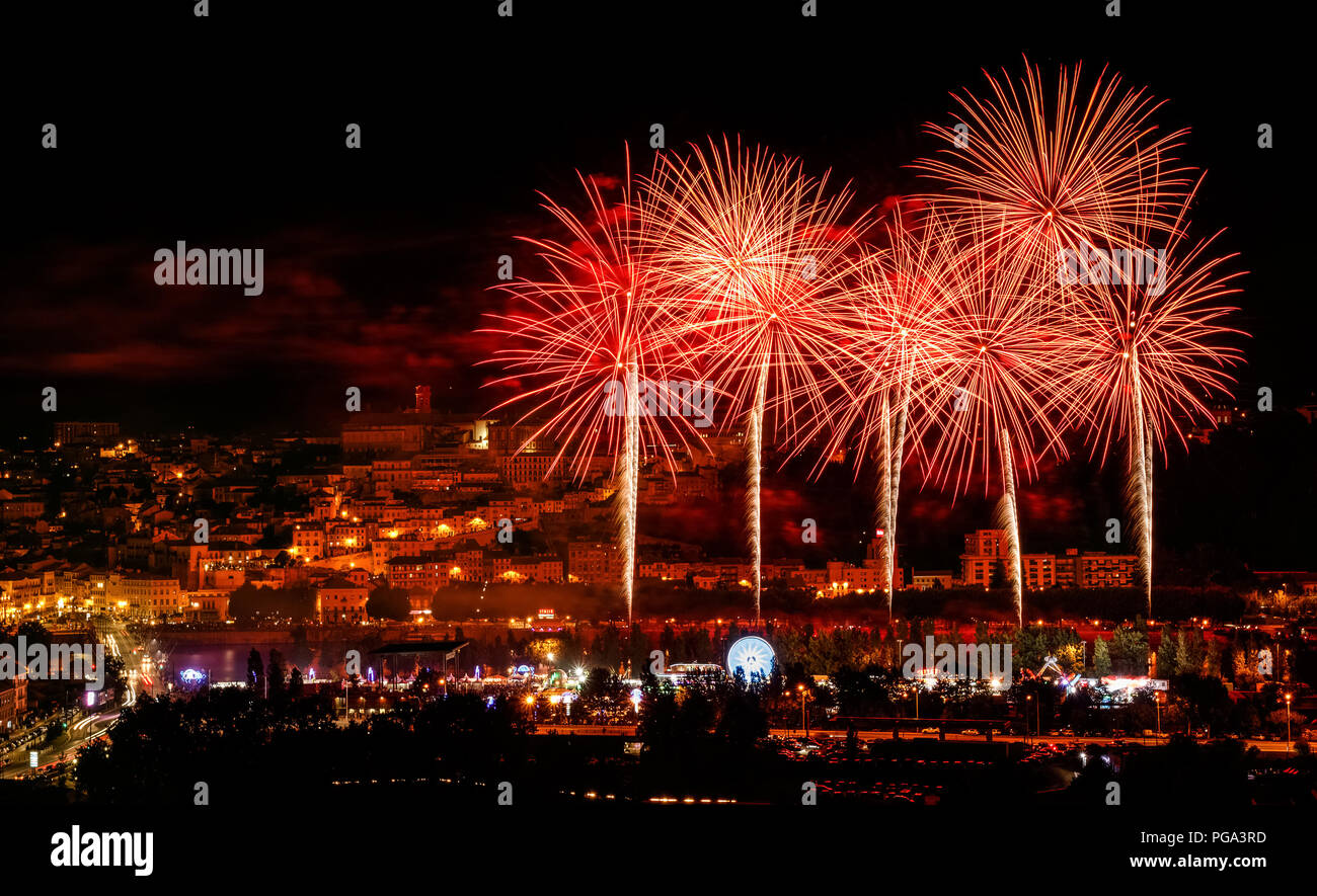 Spettacolo di fuochi d'artificio durante il 2017 Festa della città di Coimbra. / Espectáculo pirotécnico das Festas da Cidade de Coimbra 2017 . 04/07/2017 Foto Stock