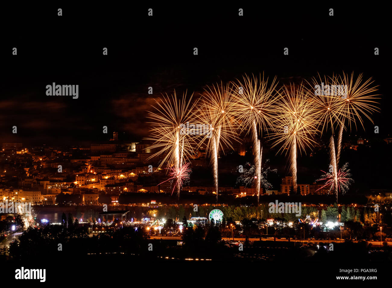 Spettacolo di fuochi d'artificio durante il 2017 Festa della città di Coimbra. / Espectáculo pirotécnico das Festas da Cidade de Coimbra 2017 . 04/07/2017 Foto Stock