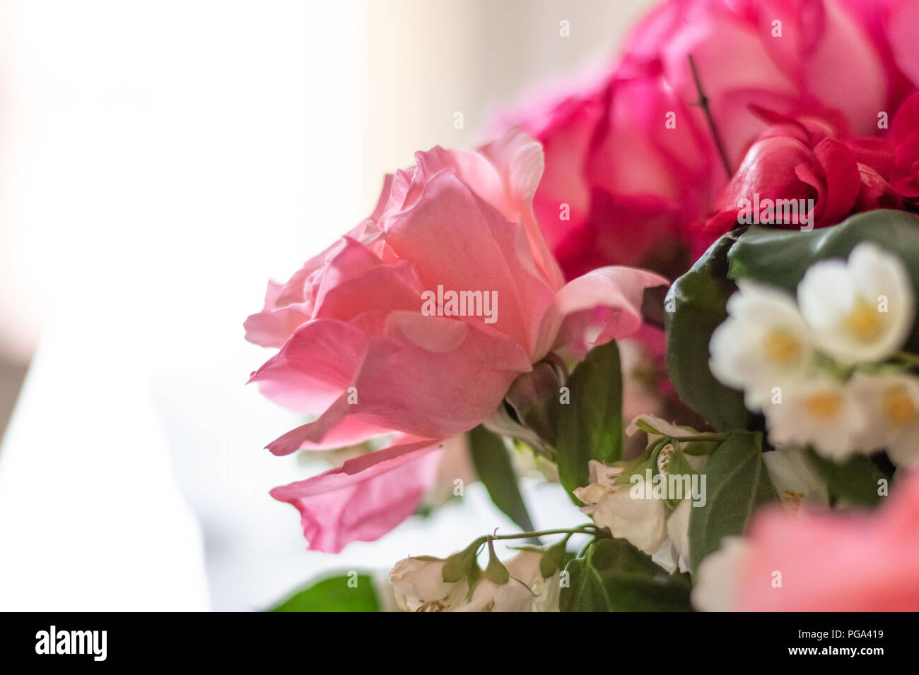 Rose in piedi fuori in un mazzo di fiori Foto Stock