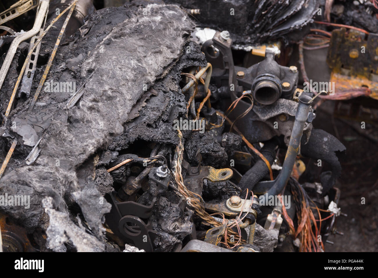 Un olocausto fuori fuoco danneggiato motore automobile ideale per assicurazione o di criminalità e vandalismo concetti Foto Stock