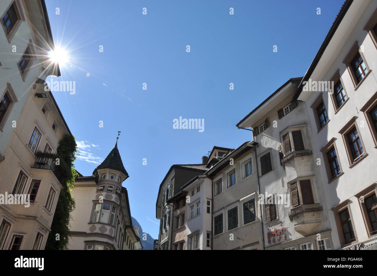 BOLZANO, Italia - 20 settembre 2016: tipica del Sud Tirolo storico centro cittadino di Bolzano con edifici storici Foto Stock