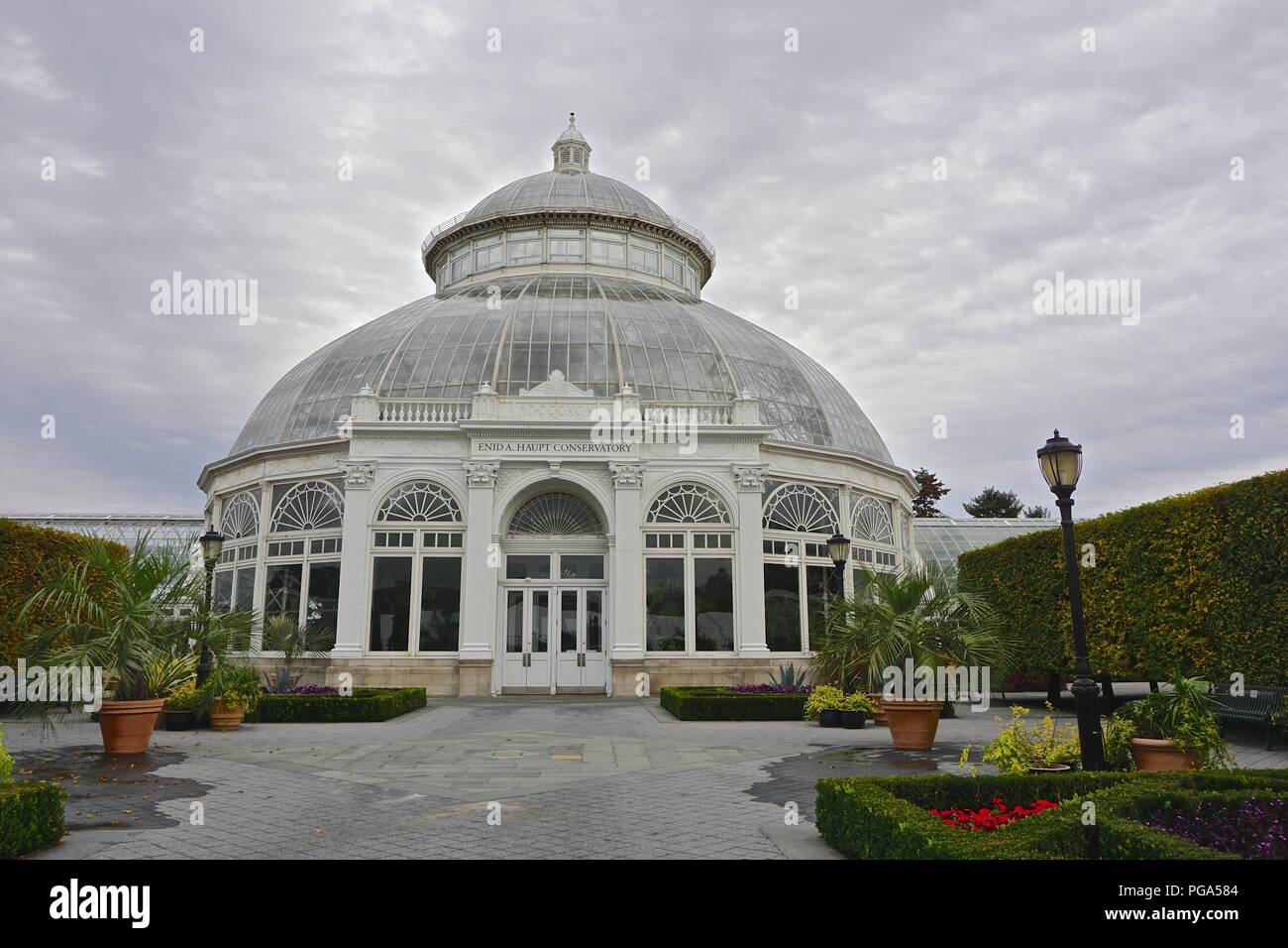 Il Enid A. Haupt Conservatory (1902) in New York Giardino Botanico, è stato modellato dopo la Casa delle Palme presso il giardino botanico reale di Kew, Inghilterra. Foto Stock