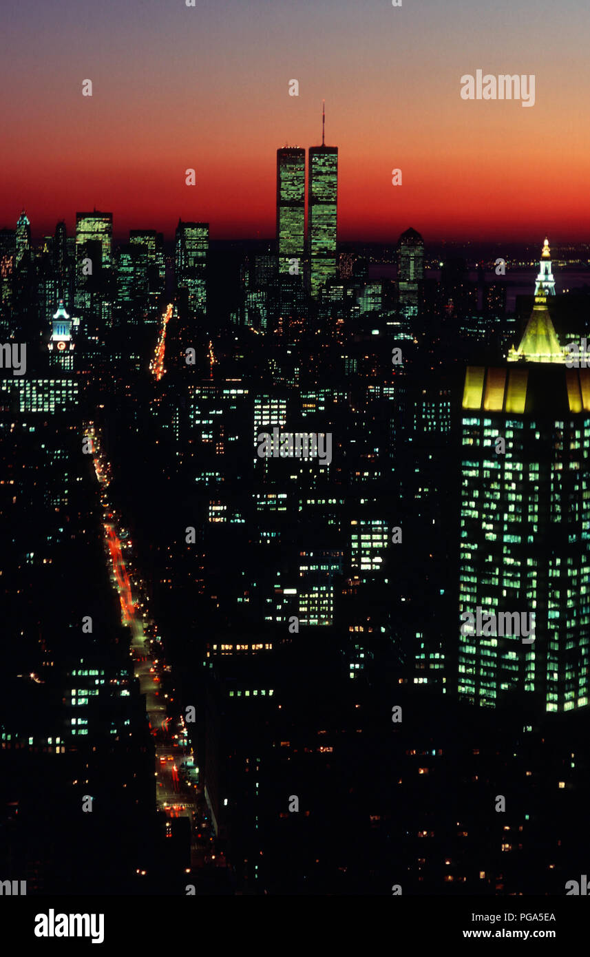 L'annata 1986 vista sullo skyline di Manhattan con il World Trade Center di torri di stagno, NYC, STATI UNITI D'AMERICA Foto Stock