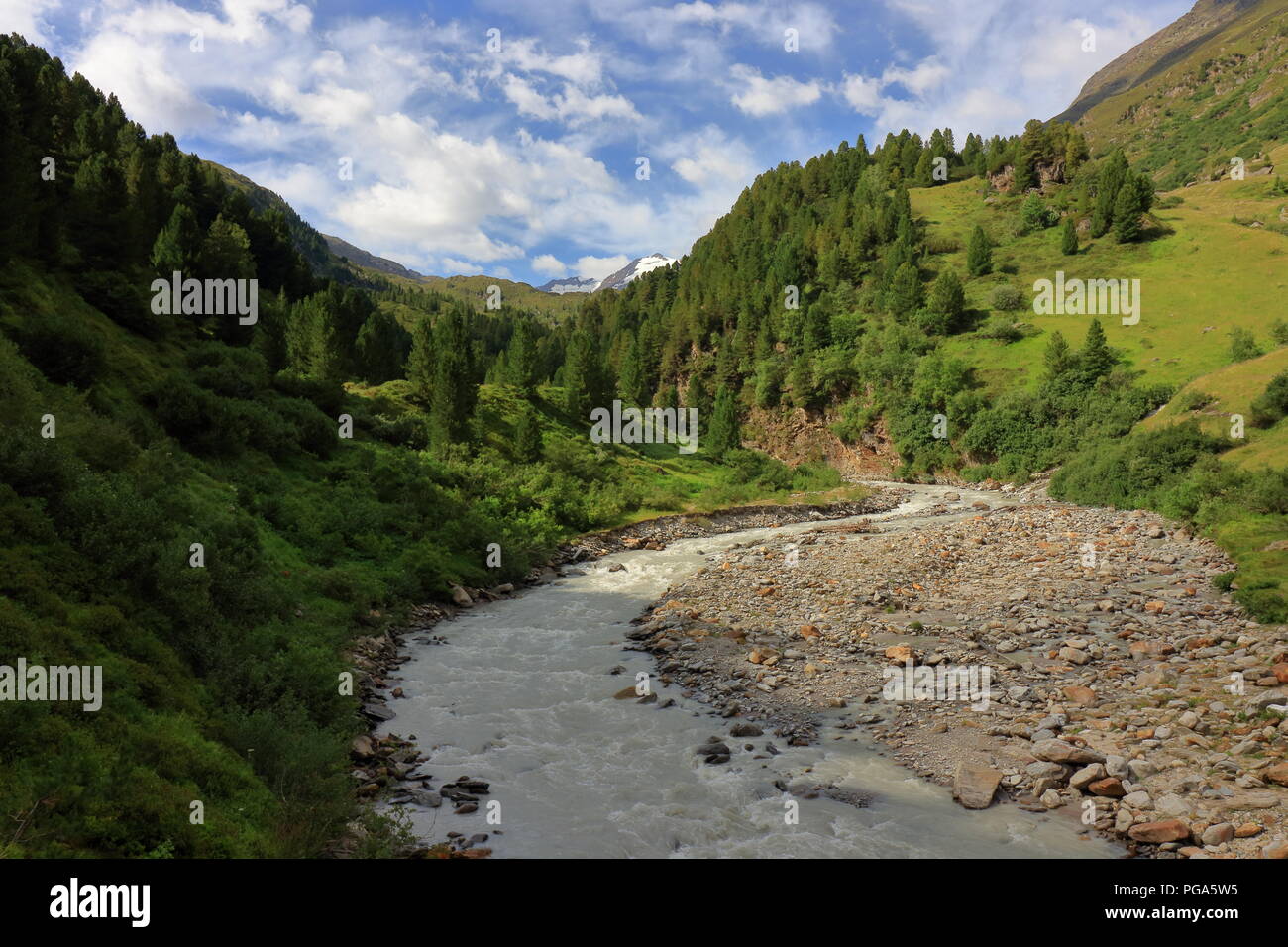 Avvolgimento torrente di montagna nei pressi di Obergurgl, Alpi Oetztal in Tirolo, Austria. Foto Stock