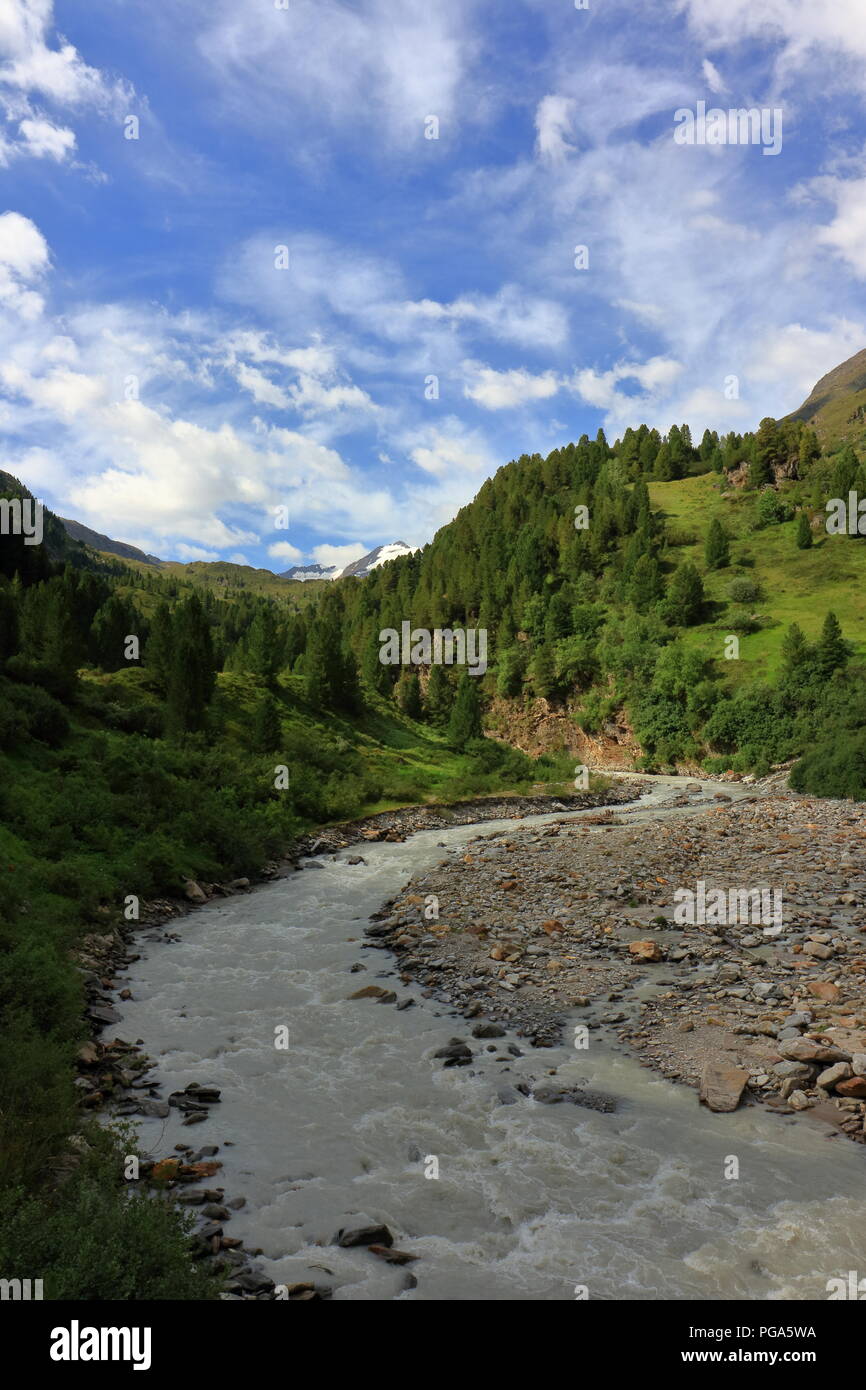 Avvolgimento di fiume di montagna nei pressi di Obergurgl, Alpi Oetztal in Tirolo, Austria. Foto Stock
