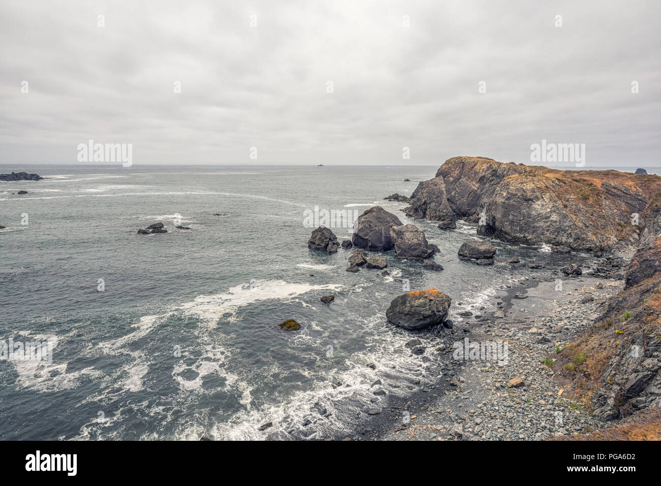 Costa rocciosa e l'Oceano Pacifico. Punto San Giorgio, Crescent City, California, Stati Uniti d'America. Foto Stock