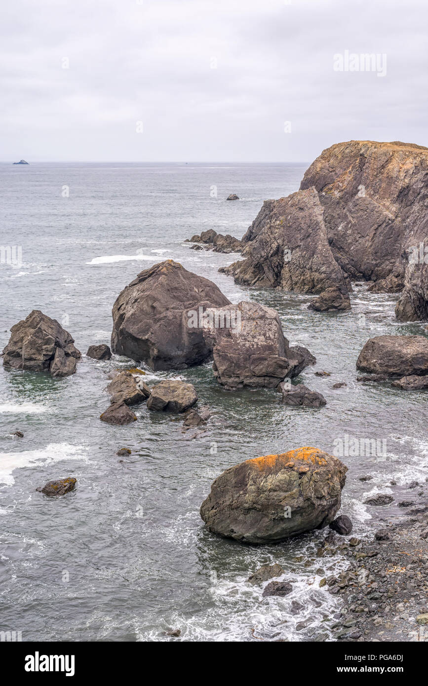 Costa rocciosa e l'Oceano Pacifico. Punto San Giorgio, Crescent City, California, Stati Uniti d'America. Foto Stock