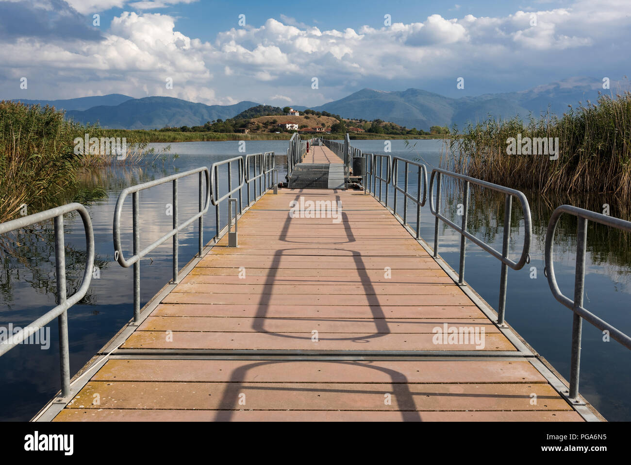 Vista del ponte galleggiante a Mikri (piccole) lago Prespa nella Grecia settentrionale Foto Stock