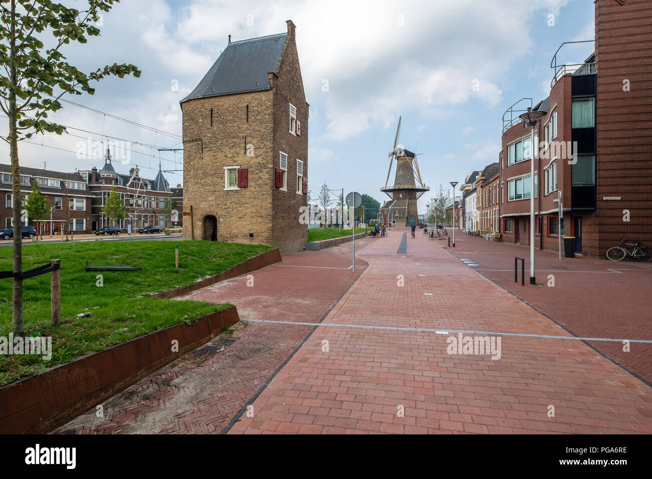 Vecchio mulino a vento e city watch tower nel centro di Delft, Paesi Bassi Foto Stock