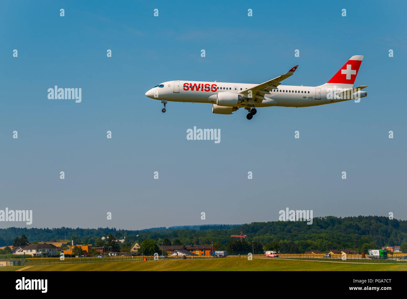 Zurigo, Svizzera - Luglio 19, 2018: Swiss Airlines Company aereo preparando per l'atterraggio. Swiss International Air Lines AG è la compagnia aerea nazionale o Foto Stock