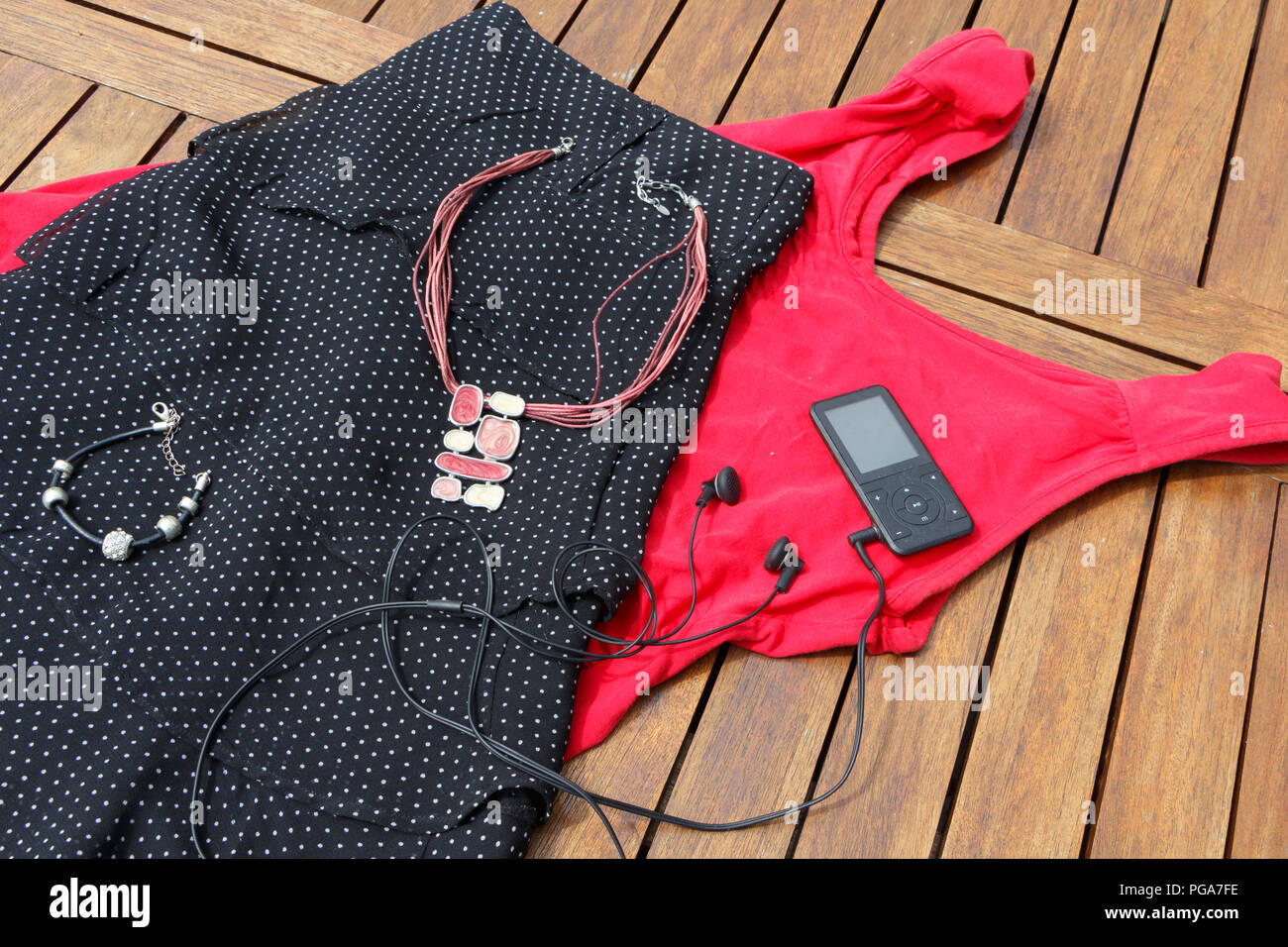 Mantello e serbatoio superiore con gioielli e player di musica digitale Foto Stock