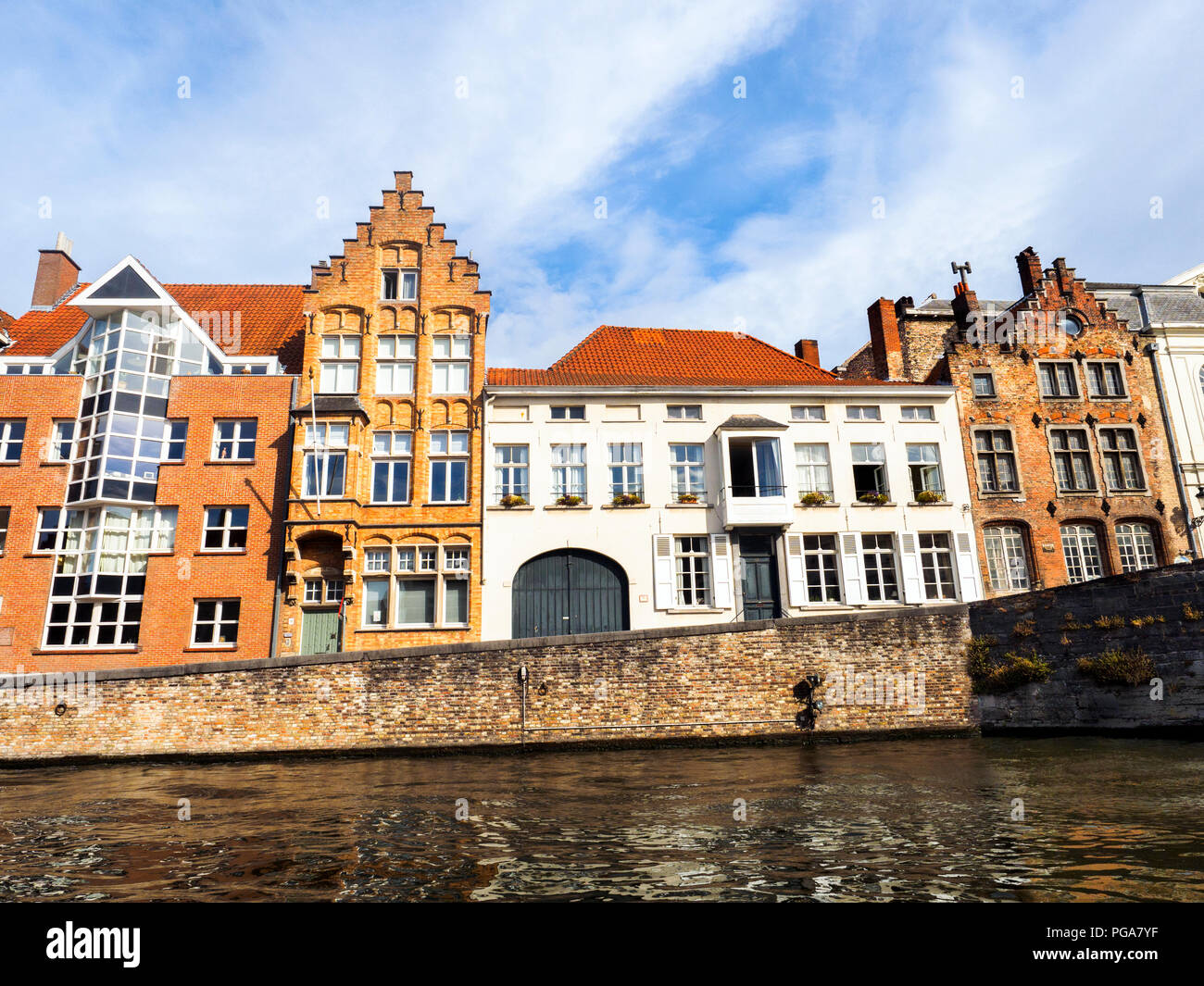 Facciate di case in spiegelrei street lungo il canale - Bruges, Belgio Foto Stock