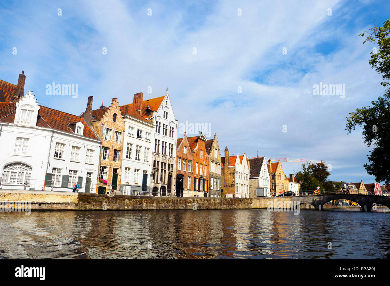 Facciate di case in Langerei street lungo il canale - Bruges, Belgio Foto Stock