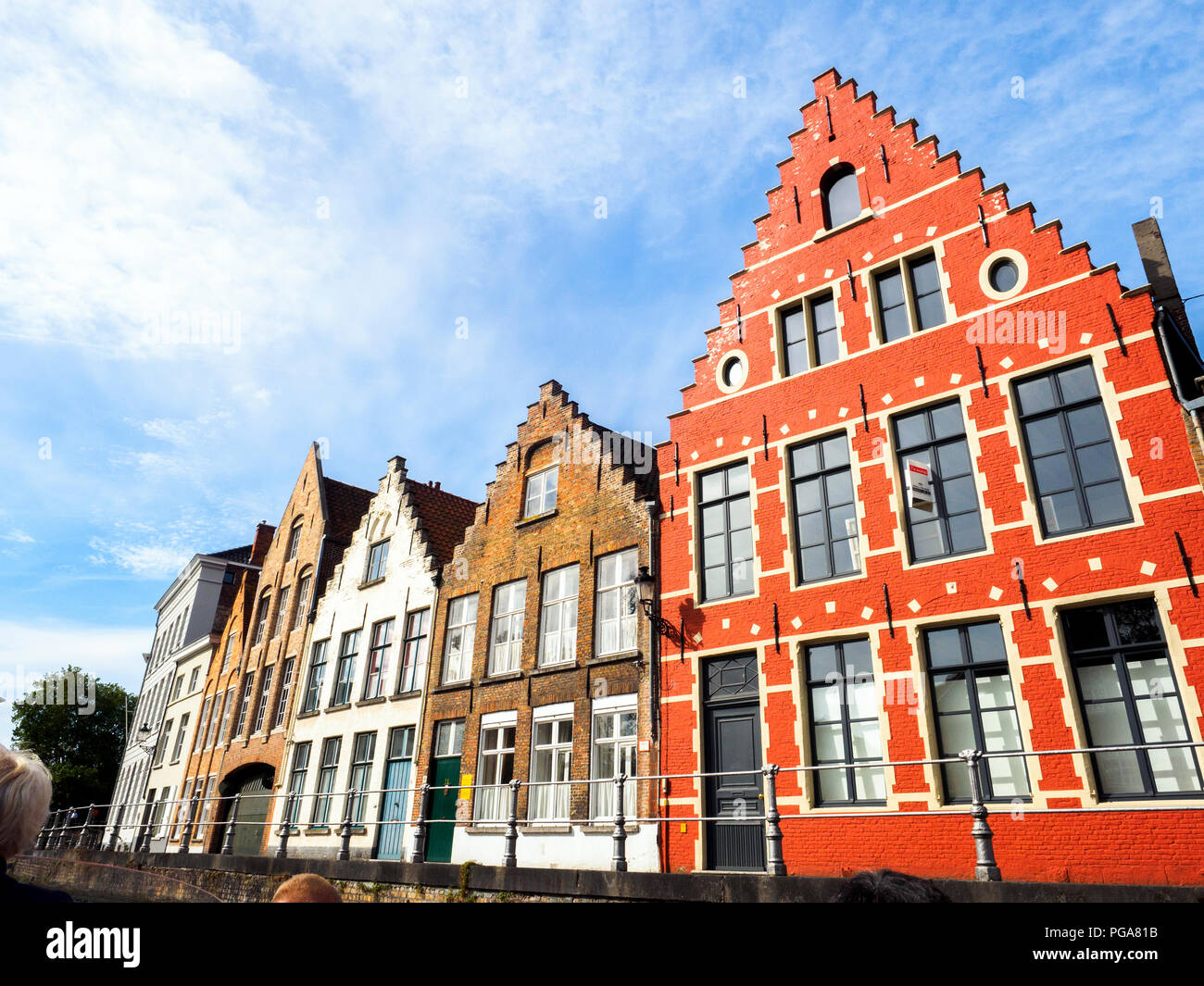 Facciate di case in Ververdijk street lungo il canale - Bruges, Belgio Foto Stock