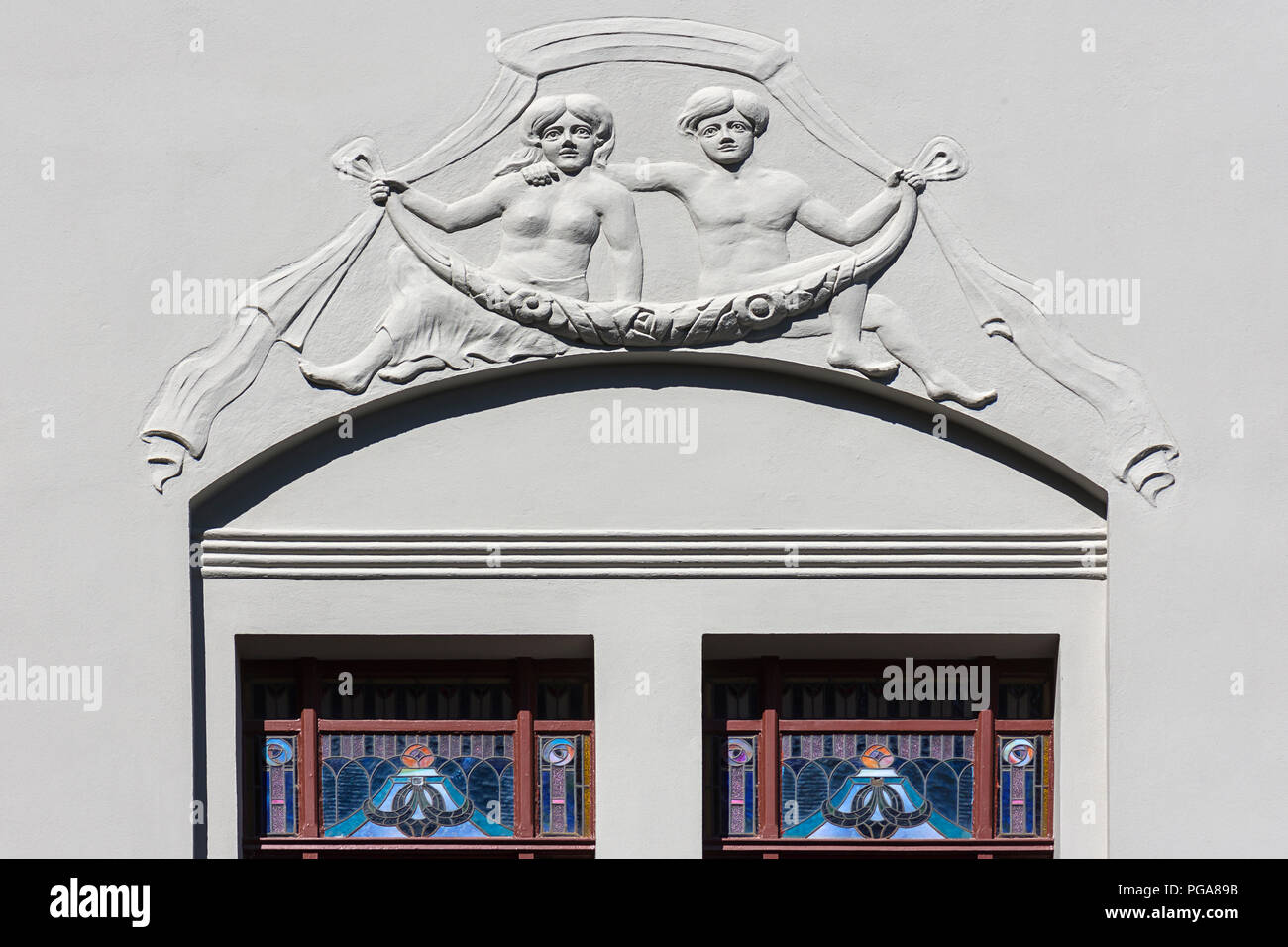 Rilievo e finestre di vetro colorato su una casa di città in stile Art Nouveau, intorno al 1900, Schwerin, Meclemburgo-Pomerania Occidentale, Germania Foto Stock