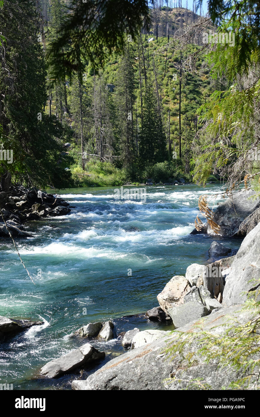 Tumwater Canyon su US Hwy 2 è un 15 ile canyon che il fiume Wenatchee fluisce attraverso. Circondato da montagne, il canyon è sulla cascata Lo Scenic Foto Stock