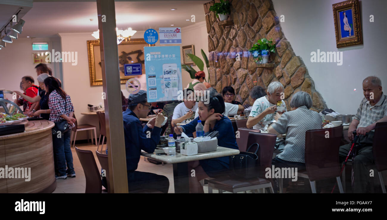 Partite come Taiwanese provenienti del contratto la cena ma il prezzo un po' alto il congee sono liberi il rifornimento in piccoli prugna porridge Taipei Taiwan Foto Stock