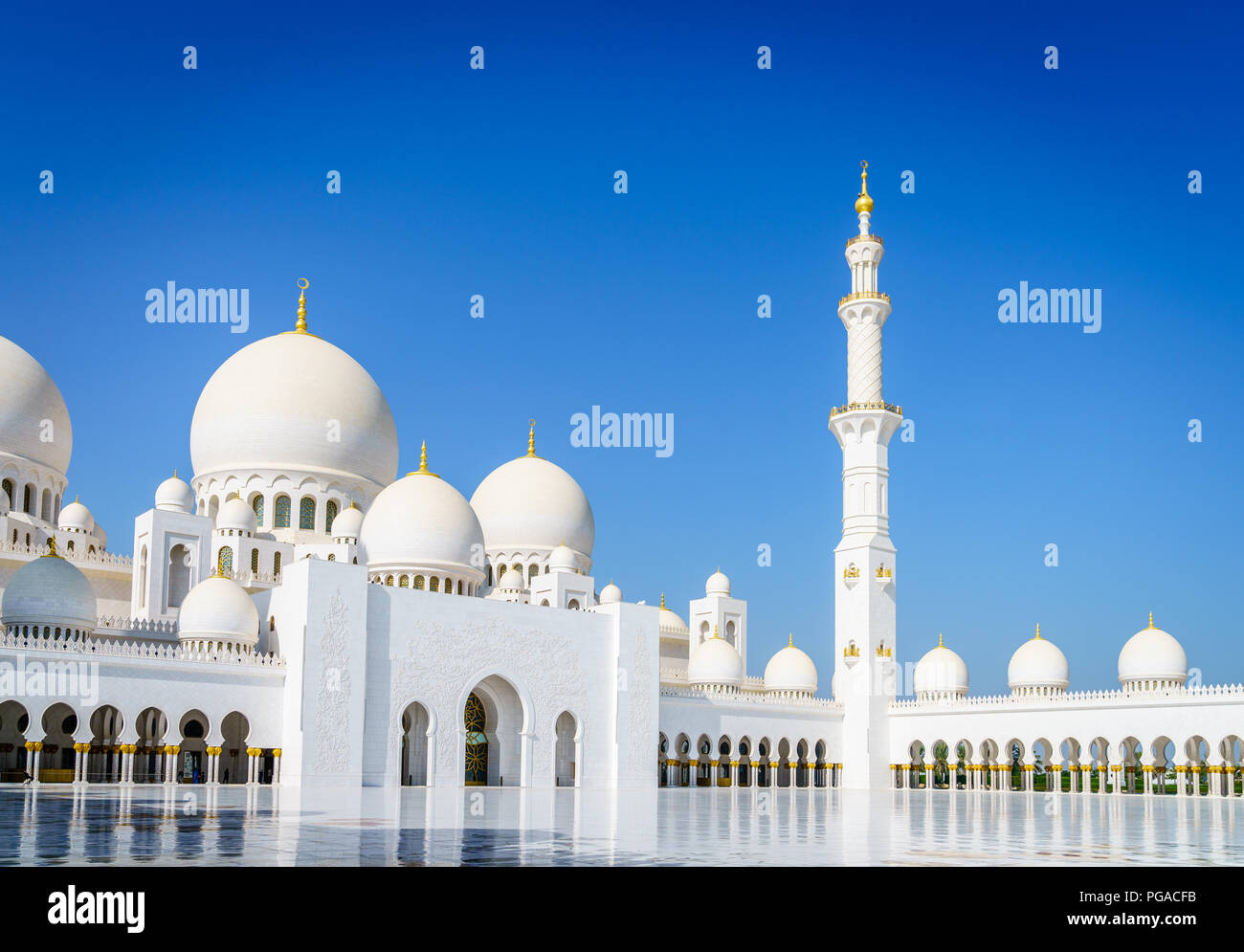 Corte interna di Sheikh Zayed Grande Moschea di Abu Dhabi, Emirati arabi uniti Foto Stock