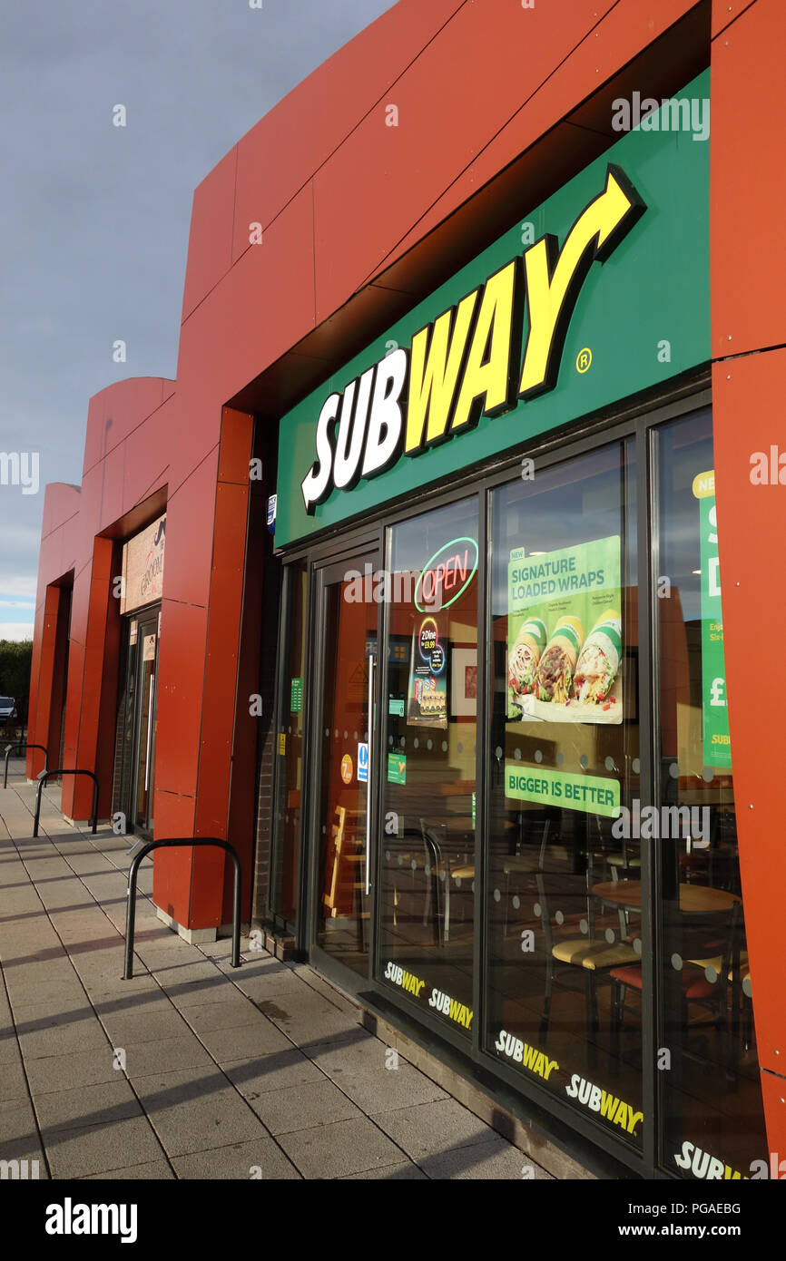 La metropolitana panificio prepara panini, snack salati, panini e dolci prelibatezze a Onyx Retail Park, Wath su Dearne South Yorkshire Foto Stock