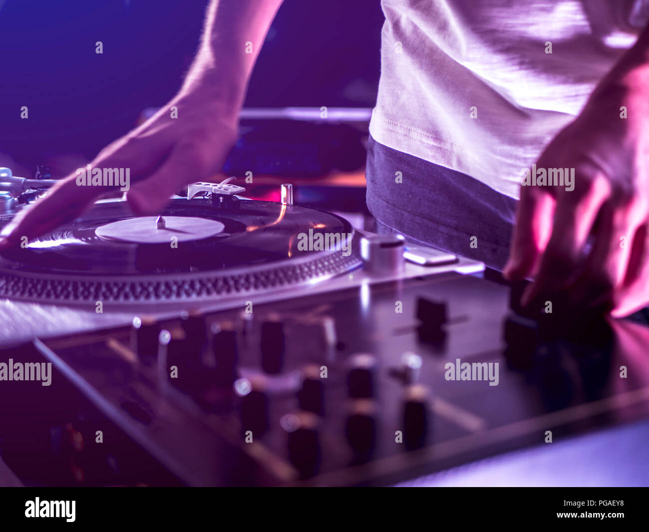 Close up DJ mano riprodurre musica sul giradischi setup record a casa parte tomed look vintage Foto Stock