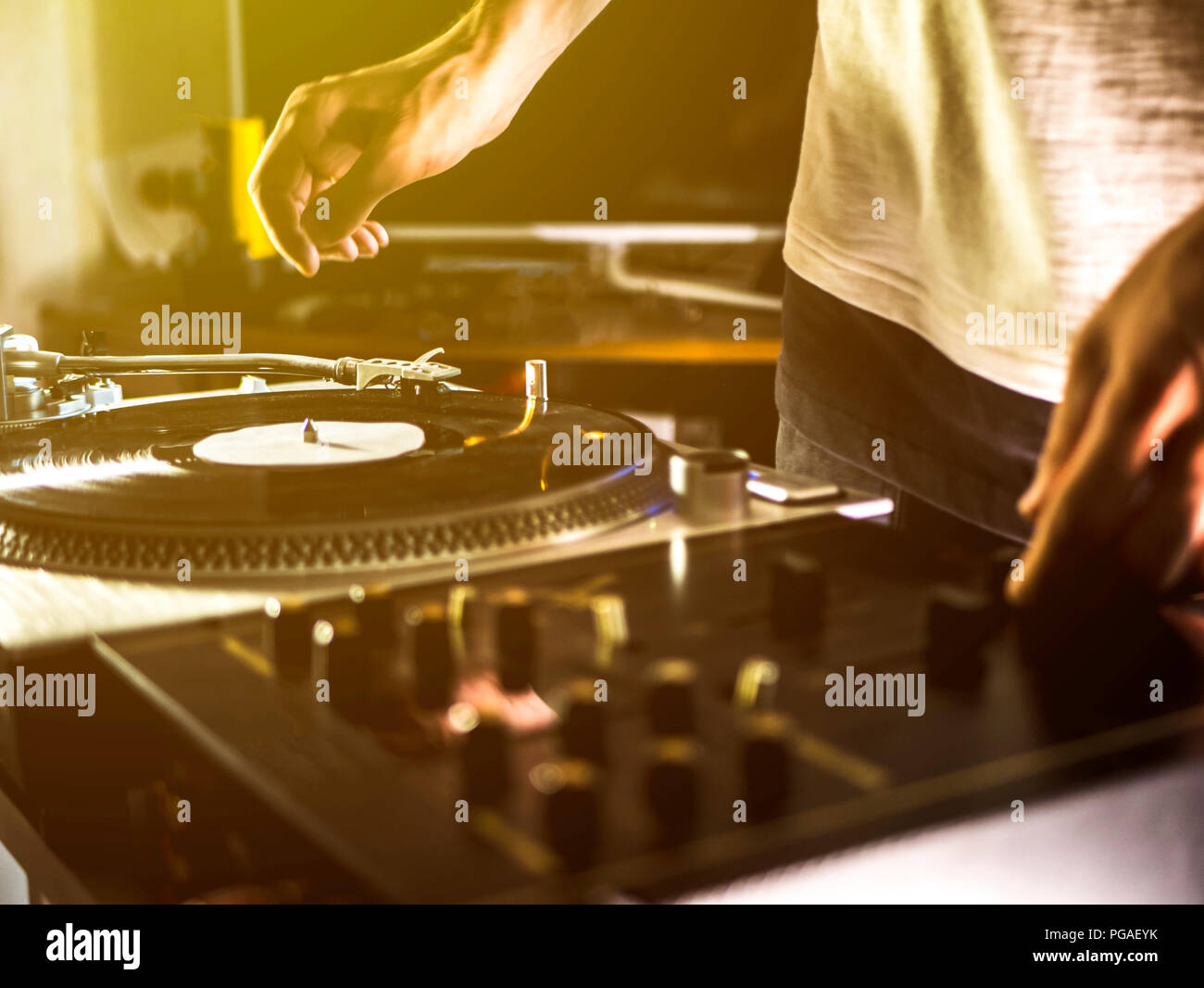 Close up DJ mano riprodurre musica sul giradischi setup record a casa parte tomed look vintage Foto Stock