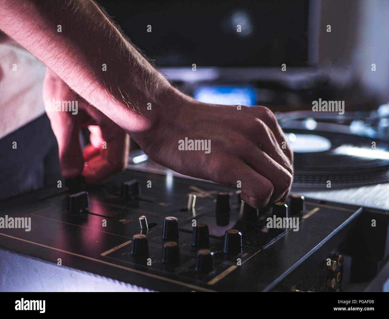 Close up DJ mano riprodurre musica sul giradischi setup record a casa parte tomed look vintage Foto Stock