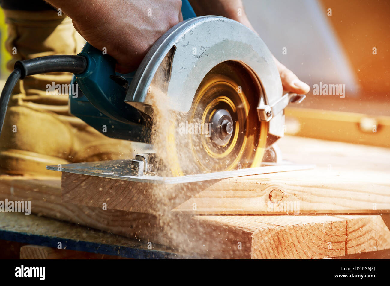 Nuovo home progetto constructiion imprenditore edile lavoratore utilizzando tenuto in mano unità worm sega circolare per il taglio di pannelli Foto Stock