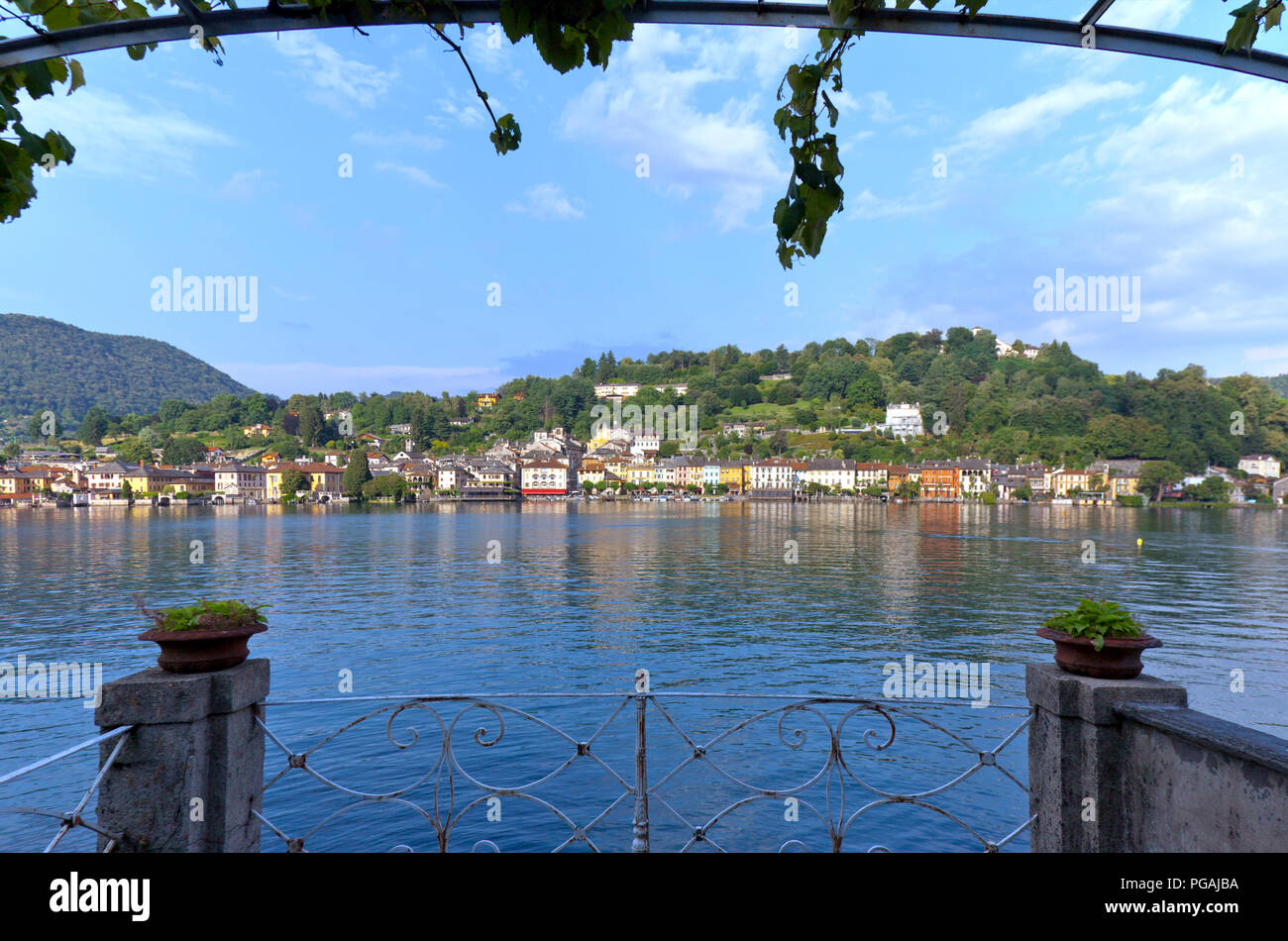 Orta San Giulio come si vede da Isola di San Giulio, Lago d'Orta, Italia. Foto Stock