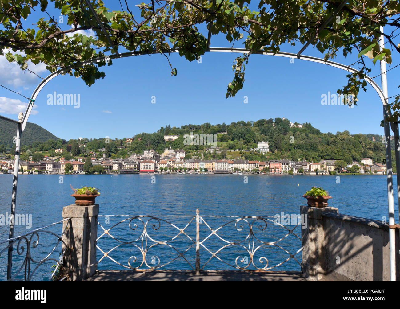 Orta San Giulia, un pittoresco villaggio situato sulla sponda orientale del lago d'Orta in Italia del distretto di Piemonte, come si vede da Isola di San Giulio, un'isola offsho Foto Stock