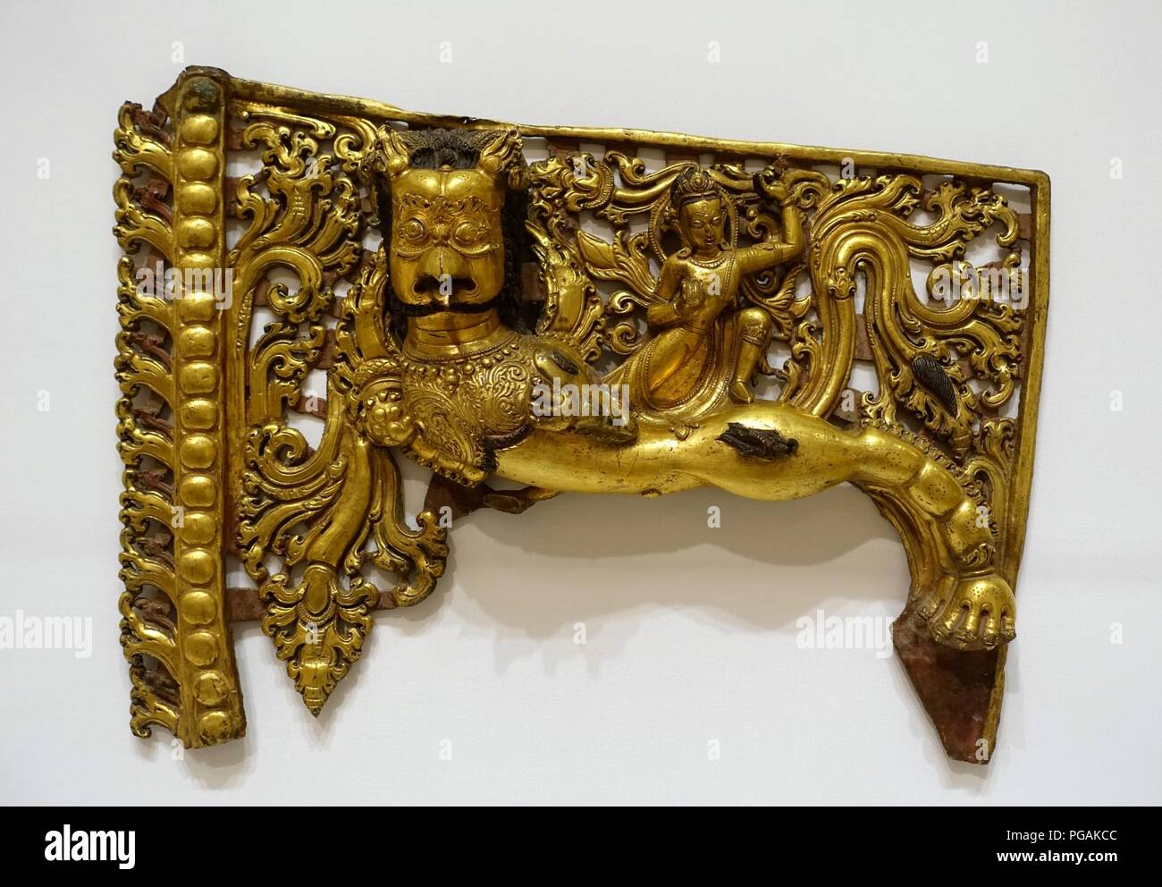 Aureola traversino con garuda, Tibet, 1500s-1600s annuncio, metallo dorato Foto Stock