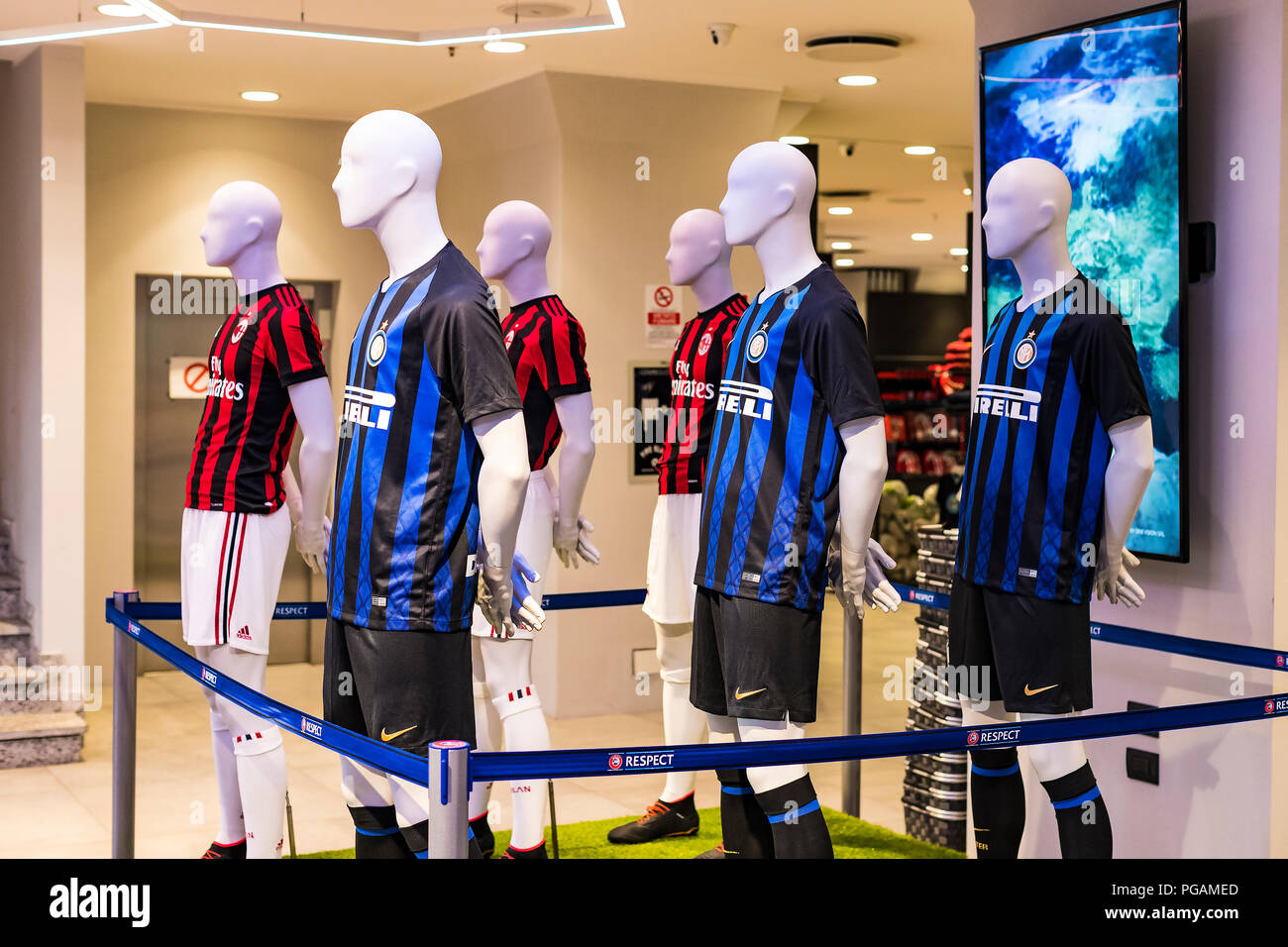 7 giugno 2018, Milano, Italia: Store ufficiale FC Inter e Milan ,  abbigliamento e calzature team di souvenirs e oggettistica per i tifosi  della squadra un Foto stock - Alamy