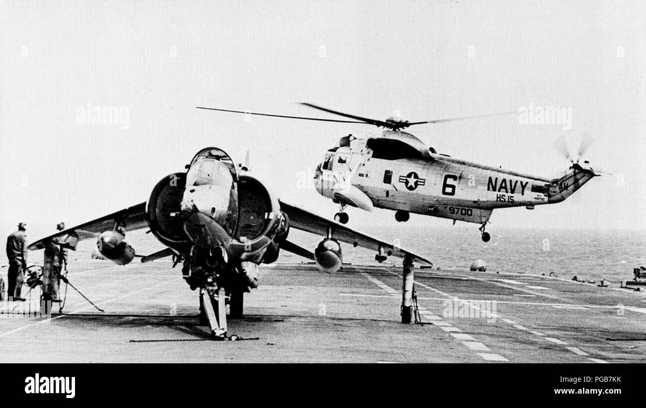 AV-8un Harrier di VMA-513 e SH-3A di HS-15 sulla USS Guam (LPH-9) c1972. Foto Stock