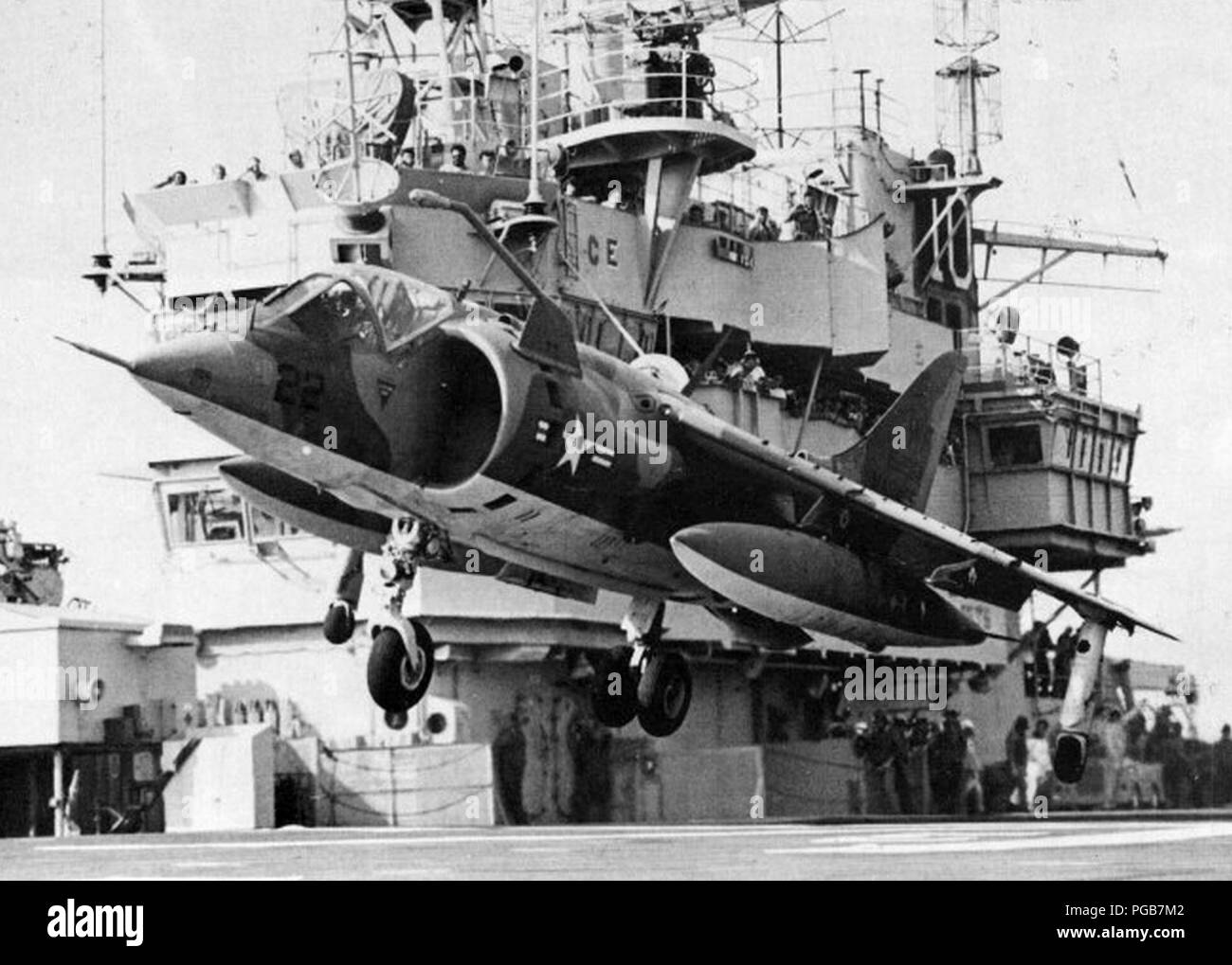 AV-8UN VMA-513 sulla USS Tripoli (LPH-10) 1974. Foto Stock