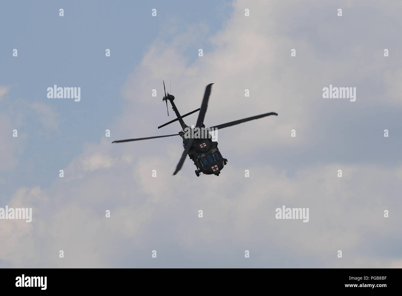 Un U.S. Esercito UH-60 Black Hawk elicottero si prepara a terra durante una evacuazione medica (MEDEVAC) trapano per un figurativamente-soldato ferito durante una tabella XII Live esercitazione antincendio, Novo Selo Area Formazione, Bulgaria, 23 agosto 2018. Questo esercizio è a sostegno di Atlantic risolvere, il permanere di un esercizio di formazione tra la NATO e gli Stati Uniti Le forze. (U.S. Esercito nazionale Guard foto di Sgt. Jamar Marcel Pugh, 382 Affari pubblici distacco/ 1° ABCT, 1 CD/rilasciato) Foto Stock