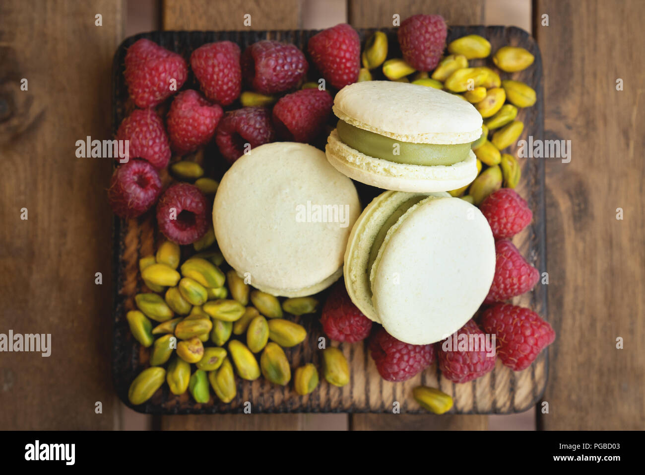 Macaron francese e pistacchio su sfondo bianco Foto Stock