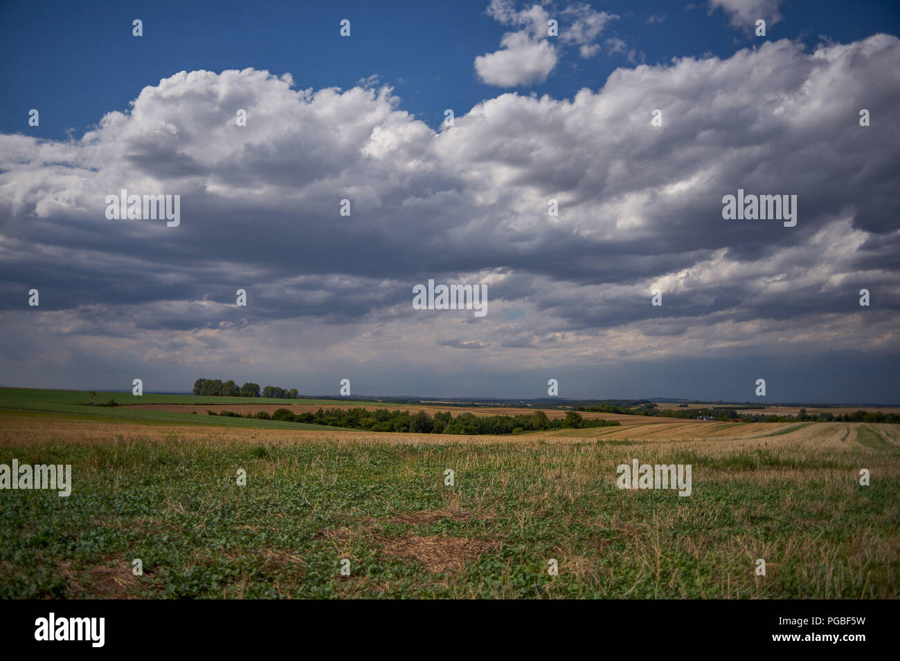 Drammatica nuvoloso cielo blu nel vasto campo aperto Bassa Slesia Polonia Foto Stock