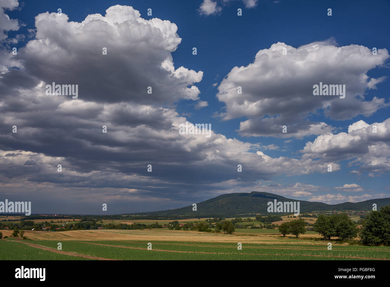 Drammatica nuvoloso cielo blu nel vasto campo aperto Bassa Slesia Polonia Foto Stock