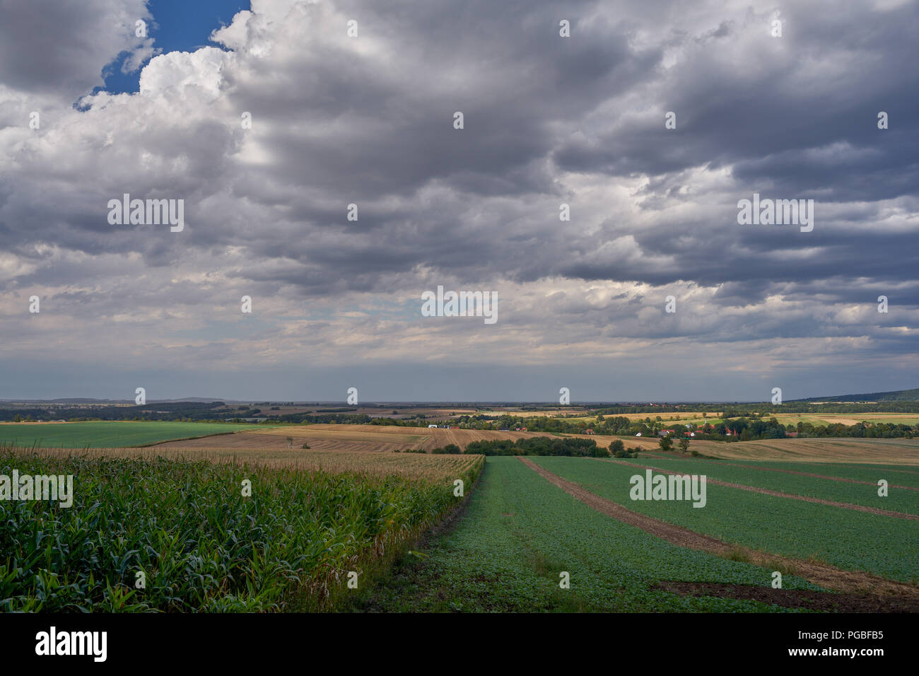 Drammatica nuvoloso cielo blu nel vasto campo aperto Bassa Slesia Polonia Foto Stock
