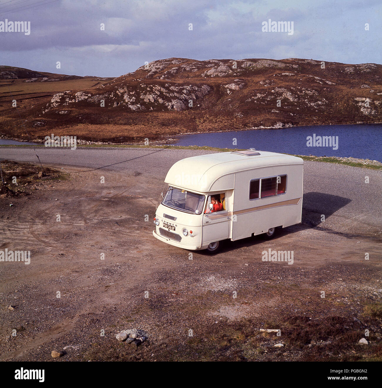 1970, storico, touring highlands scozzesi in un Commer camper, un "jennings' roadranger 2500. La Scozia, Regno Unito. Foto Stock