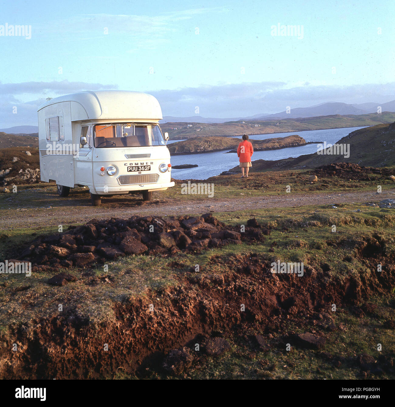 1970, storico, touring highlands scozzesi in un Commer camper, un "jennings' roadranger 2500. La Scozia, Regno Unito. Foto Stock