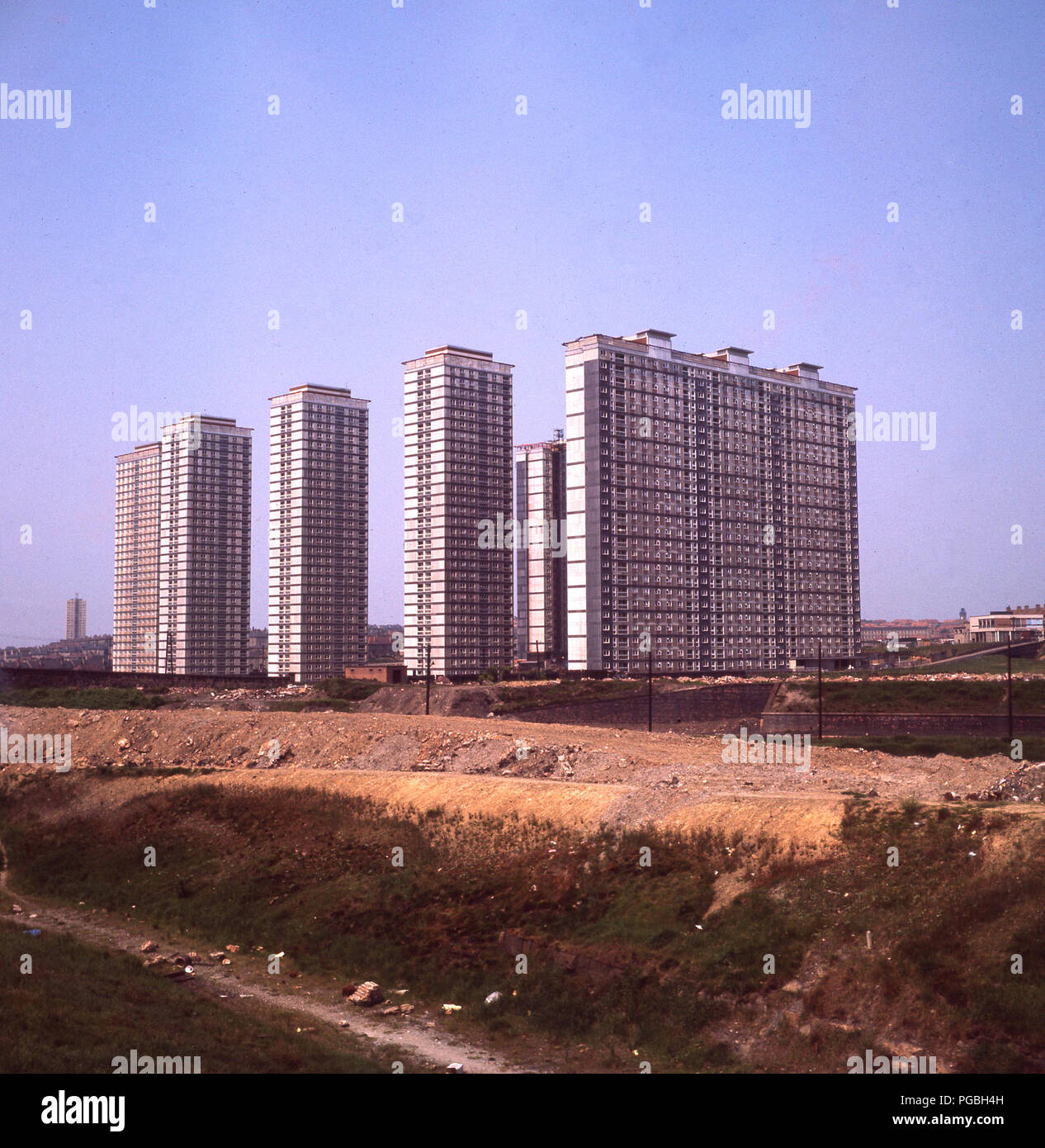 Fine degli anni sessanta una vista del costruito di recente Red Road appartamenti, il famigerato alto e moderno sviluppo di alloggiamento a Glasgow, in Scozia. Il 28 -e 31 piani di blocchi a torre sono state progettate da Sam Bunton e costruito per alloggiare come molti come 4.700 persone dall'interno della città baraccopoli. Essi sono stati in seguito demolita, come erano di gran lunga peggiori, devastato dalla criminalità, anti-il comportamento sociale e costruito con il mortale amianto. La loro costruzione è stato un enorme errore, entrambi della città post-guerra in sede politica di rinnovo e di alta torre blocchi come una vendita e piacevole luogo per le persone a vivere. Foto Stock