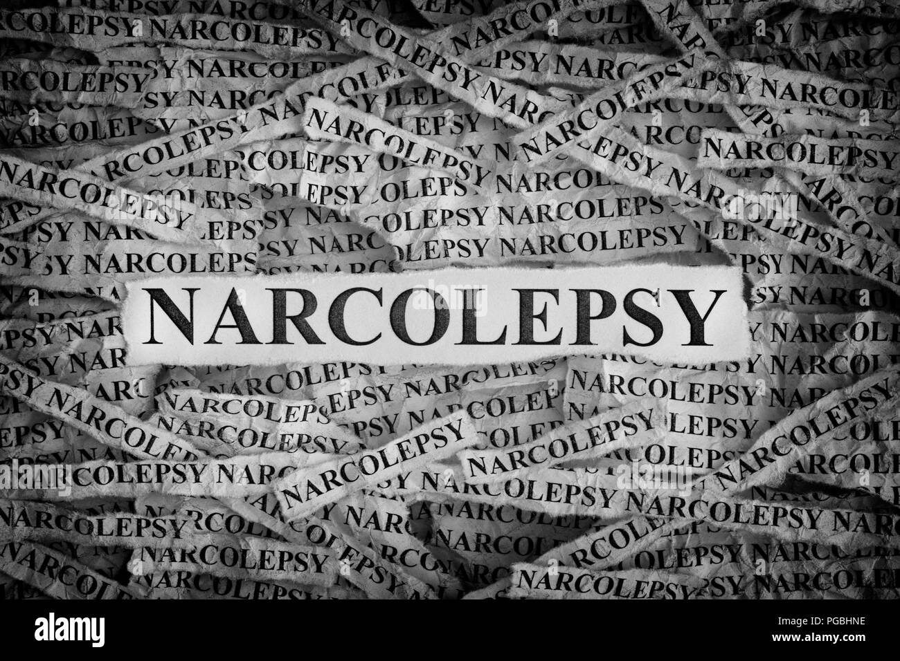 Narcolessia. Pezzi di carta strappati con le parole narcolessia. Concetto di immagine. In bianco e nero. Primo piano. Foto Stock